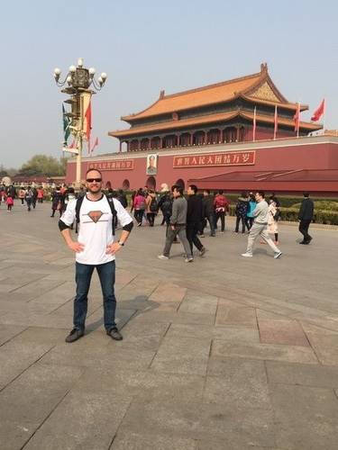 Alumnus Jeff Hayes in front of a building in China